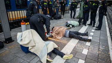 DEN HAAG - Activisten van XR Justice Now! hebben zich vastgeketend op het perron tussen spoor 6 en 7 bij Den Haag Centraal. De actiegroep vroeg met een spoorblokkade aandacht voor de situatie in Gaza en wil dat het kabinet actie onderneemt tegen Israel om het tegenhouden van schepen uit de Global Sumud Flotilla. LAURENS VAN PUTTEN / ANP