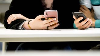AMSTERDAM - Leerlingen van het ROC Amsterdam volgen een les op hun smartphone. Klassewerk is een nieuwe lesmethode waar vakspecialisten praktijkles aan mbo-studenten geven via Instagram Live. ANP KOEN VAN WEEL
