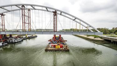 OOSTVOORNE - De Suurhoffbrug wordt gerenoveerd, waardoor een tijdelijke brug wordt geplaatst in de A15, om de verkeerslast te verdelen over de twee bruggen. De Suurhoffbrug verbindt Rotterdam met de Maasvlakte en is daarmee een belangrijke verbinding voor het Rotterdamse havengebied. ANP REMKO DE WAAL