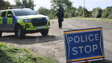 epa13267995 Armed police man a cordon outside RAF Fairford in Gloucestershire, Britain, 28 September 2026. Five men have been arrested on suspicion of explosive and terrorism offences after a major incident was declared at the airbase in the west of England. Bomb disposal teams have been examining a number of vehicles near RAF Fairford, and dozens of homes in the surrounding area have been evacuated. RAF Fairford has recently been used by the US Air Force to carry out strikes on Iran.  EPA/NEIL HALL
