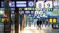 UTRECHT - Reizigers op station Utrecht Centraal tijdens een staking van NS-personeel, dat staakt voor meer loon. De staking beslaat het gebied rond Utrecht, een belangrijke spil in het spoornet waardoor er in het hele land geen treinverkeer mogelijk is. ANP JEFFREY GROENEWEG