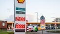 BREUKELEN - Brandstofprijzen bij Shell langs de A2 bij Breukelen. De inflatie steeg in maart naar 2,7 procent, van 2,4 procent in februari, door de hogere energie- en brandstofprijzen. Die werden deze maand 6,5 procent duurder. MICHIEL WIJNBERGH / ANP