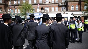 epa12921608 Members of the Jewish community at the scene where two Jewish men are seriously injured after being stabbed in Golders Green, north London, Britain, 29 April 2026.  EPA/TOLGA AKMEN