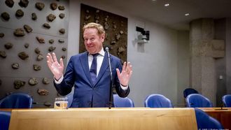 DEN HAAG - Justitieminister David van Weel tijdens een debat in de Tweede Kamer waarin hij uitleg moest geven over zijn verklaringen over door de politie onbehandelde aangiften en meldingen. Hij zei eerder dat het grotendeels om meldingen ging met een kleine pakkans. De Rekenkamer zei dat de Kamer daarmee op het verkeerde been is gezet. ROBIN UTRECHT / ANP
