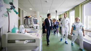 Op deze foto zie premier Mark Rutte die in Bernhoven een ziekenhuis bezoekt.