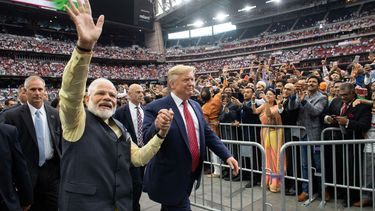 Een muur moet voorkomen dat Trump Indiase sloppenwijk ziet
