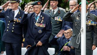 WAGENINGEN - Veteranen Willem Wilbrink (m) en Ed van de Logt (r) salueren tijdens het jaarlijkse vrijheidsdefilé met veteranen en militairen voor Bevrijdingsdag. Het defilé is een eerbetoon aan de bevrijders van Nederland tijdens de Tweede Wereldoorlog. VINCENT JANNINK / ANP