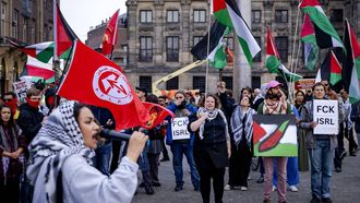AMSTERDAM - Demonstranten tijdens een landelijke protestactie voor sancties tegen Israël. Volgens diverse actiegroepen gaat, ondanks het 'staakt-het-vuren', de genocide op het Palestijnse volk onverminderd door. ROBIN VAN LONKHUIJSEN / ANP