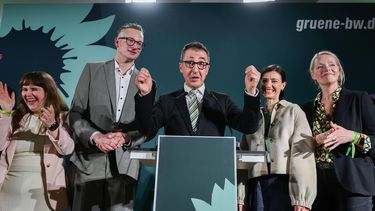 epa12804554 Regional top candidate of the Green party (Die Gruenen) for the 2026 state elections in Baden-Wuerttemberg Cem Ozdemir (C) reacts next to his wife Flavia Zaka (2-R), former Green party (Die Gruenen) co-chair Ricarda Lang (L), Regional Green party (Die Gruenen) faction chairman Andreas Schwarz (2-L) and Green party (Die Gruenen) Minister for the Environment, Climate and Energy Sector of Baden-Wuerttemberg Thekla Walker (R) at an election party of the Greens (Die Gruenen) at the state election of Baden-Wuerttemberg in Stuttgart, Germany, 08 March 2026. State elections are held in Baden-Wuerttemberg on 08 March 2026.  EPA/RONALD WITTEK