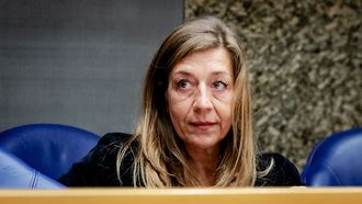 Moeder van Anne Faber loopt zaal uit tijdens debat