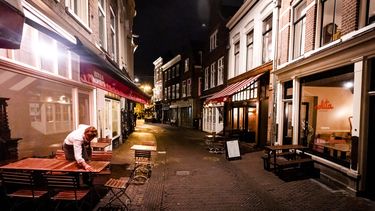 Een foto van een lege straat vol horeca in Haarlem