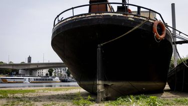 ARNHEM - Woonboten liggen op het droge aan de Rijn. Door de aanhoudende droogte en de steeds lagere aanvoer van water via de Rijn dreigt het waterpeil te dalen tot een historisch dieptepunt. SEM VAN DER WAL / ANP