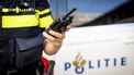 ILLUSTRATIEF - Een politieagent met een portofoon bij een politiebureau in Rotterdam. ANP ROBIN UTRECHT