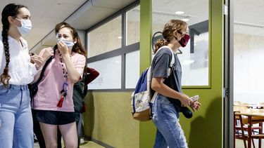Een foto van middelbare scholieren met een mondkapje