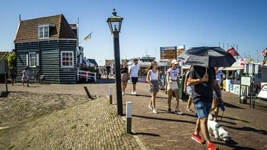 MARKEN - Toeristen zoeken met het warme weer verkoeling op. De komende dagen gaat Nederland gebukt onder een hittegolf met tropische temperaturen van meer dan 30 graden. ANP REMKO DE WAAL