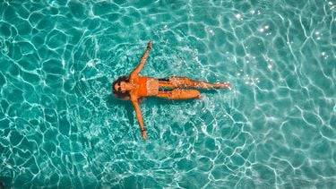 Slijm, zweet en urine: tientallen zwembaden te vies