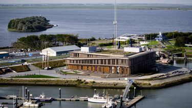 LAUWERSOOG - Dronefoto van het Werelderfgoedcentrum Waddenzee (WEC). De noodlijdende zeehondenopvang in de Waddenzee krijgt veel donaties binnen van bezorgde mensen, na het nieuws dat het centrum in de provincie Groningen bijna failliet gaat. In het WEC zit de opvolger van het voormalige zeehondencentrum Pieterburen. SEM VAN DER WAL / ANP