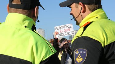 Politieagenten bij een demonstratie van Kick Out Zwarte Piet in 2018. 