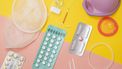 Op deze foto zijn meerdere vormen van anticonceptie te zien, zoals de pil, het condoom en een spiraaltje.