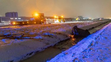 TJALLEBERD - Door ijzel is een auto van de weg geraakt langs de A7 tussen Joure en Drachten. De auto belandde op de kop in een sloot beland ter hoogte van Tjalleberd. Door de gladheid vonden op meerdere locaties ongevallen plaats. JARING RISPENS / ANP