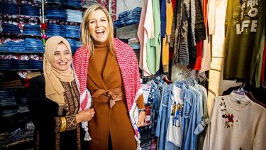 Máxima bezoekt modezaak in Jordanië