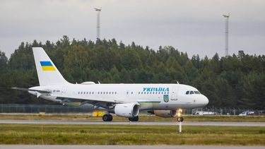 Ukrainian plane UR-ABA believed to carry Ukraine's President Volodymyr Zelensky and his and his wife Olena Zelenska lands at Gardermoen airport near Oslo before Norway's King Harald V's funeral on September 9, 2026 in Oslo.  
Frederik Ringnes / NTB / AFP