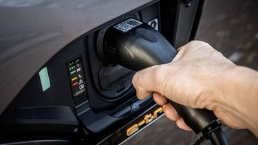 ILLUSTRATIEF - Een elektrische auto wordt opgeladen aan een openbare laadpaal. Nieuwe auto’s die vanaf 2035 verkocht worden in de Europese Unie mogen geen CO2-uitstoot meer hebben. ANP ROB ENGELAAR