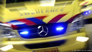 2011-03-24 00:00:00 BARENDRECHT - Ambulance rijdt met hoge snelheid door de straat.
ANP  XTRA LEX VAN LIESHOUT