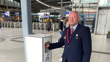 Op de foto NS-conducteur Xander Philips die blij is dat hij alle reizigers weer welkom mag heten in de trein.