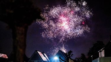 MAASDAM - Buurtbewoners in Maasdam luiden met vuurwerk het nieuwe jaar in. ANP JEFFREY GROENEWEG