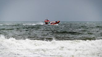 DEN HOORN - Een zoekactie naar twee vermiste vissers. De opvarenden raakten vermist toen hun vissersboot zonk, vlak voor de kust van Texel. ANP SEM VAN DER WAL