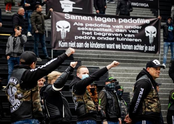Op deze foto zijn demonstranten in Utrecht te zien, ze houden een spandoek omhoog met daarop: 'Samen tegen pedofilie. Kom niet aan de kinderen want we komen achter je aan.'