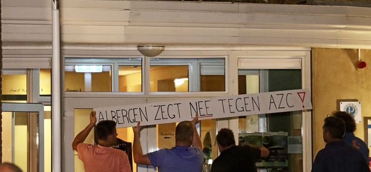 Protest tegen gedwongen opvanglocatie hotel in gemeente Tubbergen