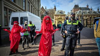 Mag je je gezicht bedekken tijdens een demonstratie? Tweede Kamer twijfelt over verbod