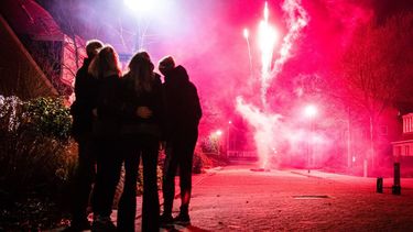 MAASDAM - Buurtbewoners vieren gezamenlijk de jaarwisseling. In Maasdam geldt geen vuurwerkverbod. ANP JEFFREY GROENEWEG