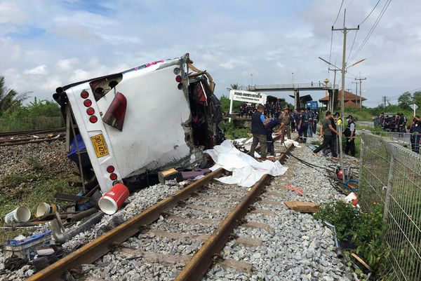 Een foto van de bus van het ongeluk in Thailand, op z'n kant