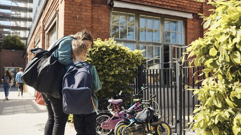 Opgebiecht: ‘Ik ontwijk een specifieke vader op het schoolplein’