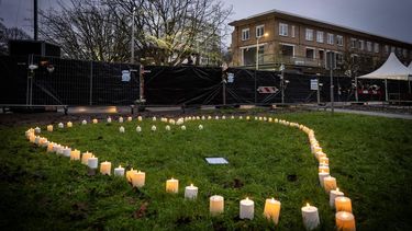 DEN HAAG - Kaarsen in de vorm van een hart op de locatie aan de Tarwekamp waar een portiekflat bij explosies is verwoest. Bij de explosies zijn zes mensen omgekomen. ANP JOSH WALET