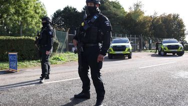 epaselect epa13268010 Armed police man a cordon outside RAF Fairford in Gloucestershire, Britain, 28 September 2026. Five men have been arrested on suspicion of explosive and terrorism offences after a major incident was declared at the airbase in the west of England. Bomb disposal teams have been examining a number of vehicles near RAF Fairford, and dozens of homes in the surrounding area have been evacuated. RAF Fairford has recently been used by the US Air Force to carry out strikes on Iran.  EPA/NEIL HALL