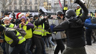 Duizenden Gele Hesjes de straat op in Frankrijk