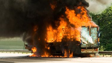 Een foto van een vrachtwagen die in vlammen opgaat. Foto ter illustratie. Vijf vrachtwagens bij een eendenslachterij gingen in vlammen op.