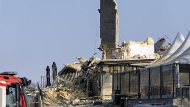 VALKENBURG - Werkers bij de Wilhelminatoren in Valkenburg die is ingestort. De uitkijktoren op de Heunsberg, een rijksmonument, is een bekende trekpleister in de Zuid-Limburgse plaats. ANP MARCEL VAN HOORN