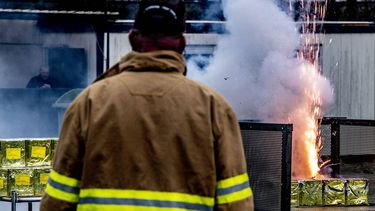 ROTTERDAM - De Inspectie Leefomgeving en Transport (ILT) test in aanloop naar oudejaarsavond op de Maasvlakte allerlei soorten vuurwerk. De ILT controleert of het consumentenvuurwerk voordat het op de markt komt, voldoet aan de Nederlandse en Europese veiligheidseisen. ANP ROBIN UTRECHT