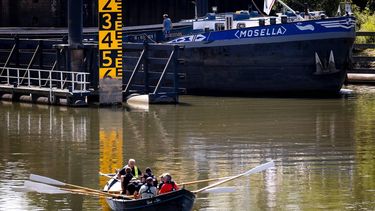 DEVENTER - Een binnenvaartschip vaart uit de Prins Bernhardsluis richting de IJssel in Deventer daags voordat de sluis die toegang biedt tot de haven voor onbepaalde tijd dichtgaat. Dat heeft de gemeente aangekondigd, omdat de waterstand in de IJssel naar verwachting onder een kritieke grens zakt. SEM VAN DER WAL / ANP