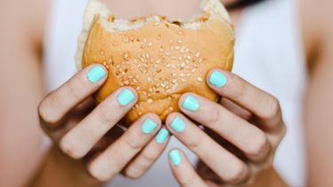 opgebiecht-eet-stiekem-vlees