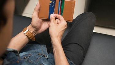 Mannen houden vaker geld over, maar zitten óók vaker in de schulden