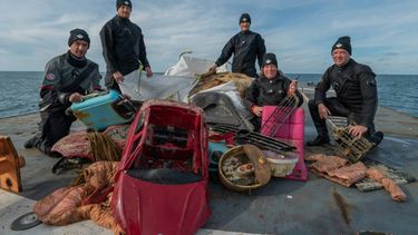 Duikers halen 2500 kilo afval uit Noordzee