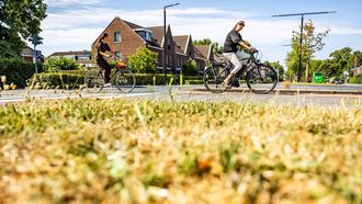 DORDRECHT - Een middenberm langs een weg in de stad is uitgedroogd. Door het warme weer is er aanhoudende droogte en een dreigend watertekort in Nederland. JEFFREY GROENEWEG / ANP weer