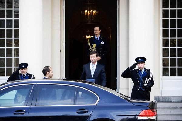 Een foto van Balkenende die na de val van zijn kabinet een bezoek aan de koningin heeft gebracht