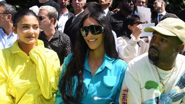 Links Kylie Jenner, in het midden haar zus Kim Kardashian en rechts zwager en rapper Kanye West